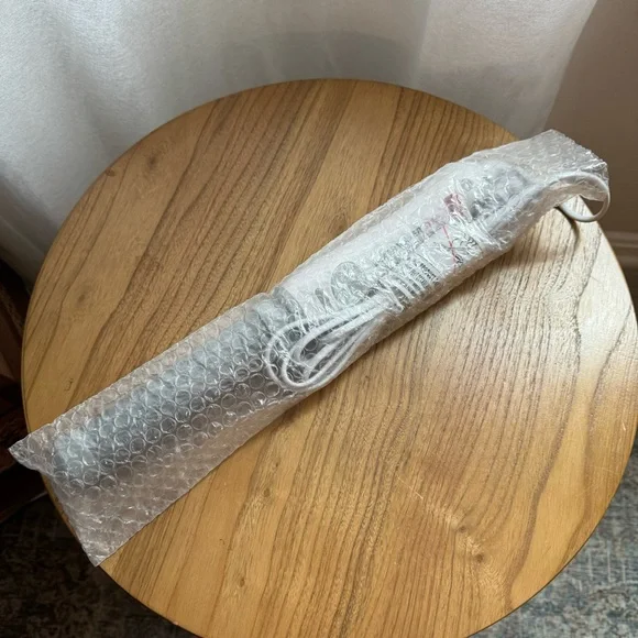 Beachwaver S1.25 White Curling Iron - Picture 3 of 3